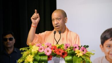 वाराणसी में मुख्यमंत्री योगी आदित्यनाथ ने 9वें राष्ट्रीय पोषण माह-2026 का शुभारंभ किया। उन्होंने आंगनवाड़ी केंद्रों को पोषण, प्रारंभिक शिक्षा और बाल विकास का आधार बताते हुए कहा कि बच्चों का स्वस्थ बचपन ही मजबूत भारत की नींव है। प्रदेश में 70 हजार से अधिक आंगनवाड़ी केंद्रों का कायाकल्प किया गया है और करीब 1.56 करोड़ लाभार्थियों तक पोषण सेवाएं पहुंच रही हैं। टेक-होम राशन में तकनीक, जीपीएस ट्रैकिंग और क्यूआर कोड से पारदर्शिता बढ़ाई गई है।