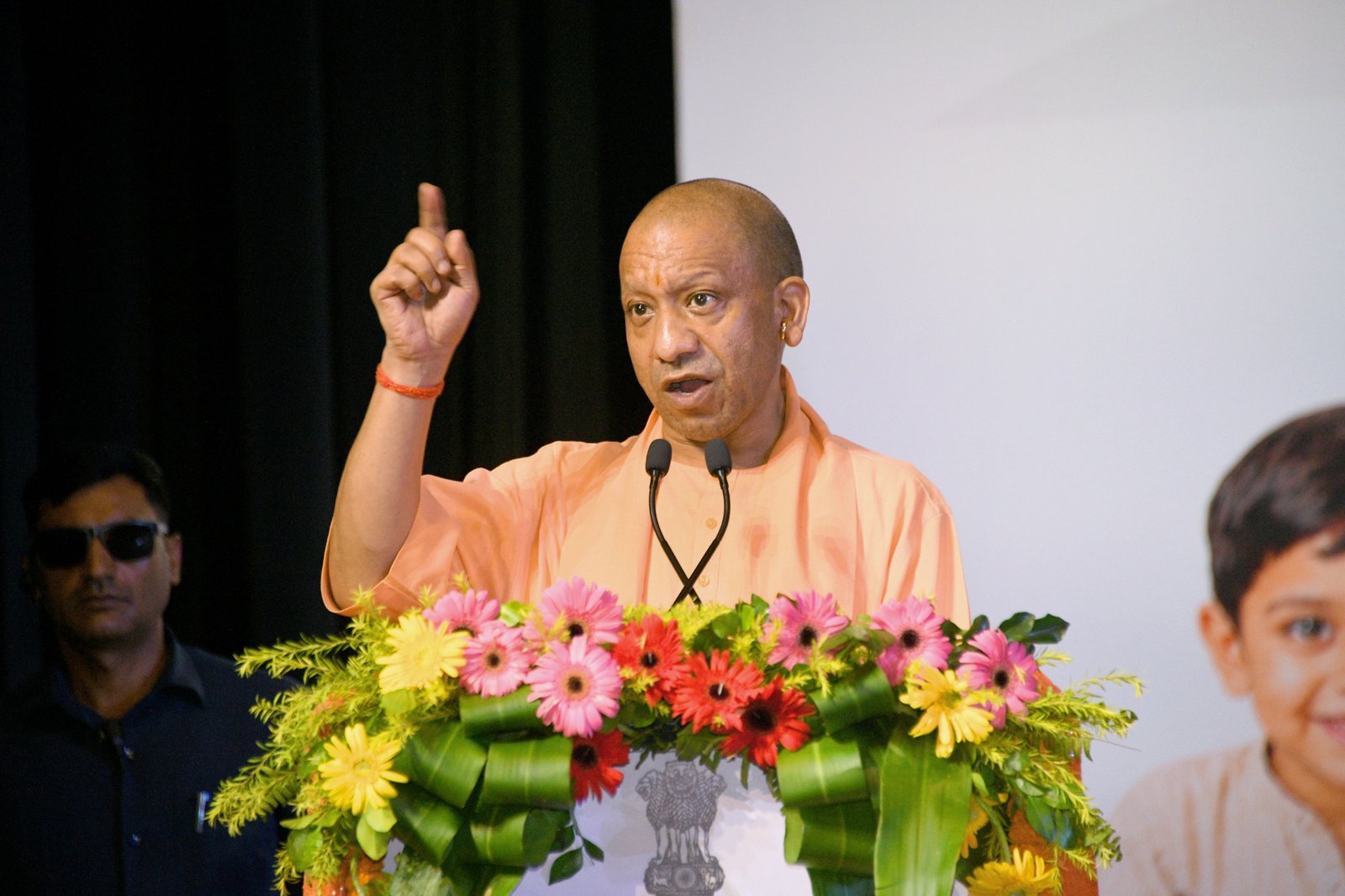 वाराणसी में मुख्यमंत्री योगी आदित्यनाथ ने 9वें राष्ट्रीय पोषण माह-2026 का शुभारंभ किया। उन्होंने आंगनवाड़ी केंद्रों को पोषण, प्रारंभिक शिक्षा और बाल विकास का आधार बताते हुए कहा कि बच्चों का स्वस्थ बचपन ही मजबूत भारत की नींव है। प्रदेश में 70 हजार से अधिक आंगनवाड़ी केंद्रों का कायाकल्प किया गया है और करीब 1.56 करोड़ लाभार्थियों तक पोषण सेवाएं पहुंच रही हैं। टेक-होम राशन में तकनीक, जीपीएस ट्रैकिंग और क्यूआर कोड से पारदर्शिता बढ़ाई गई है।