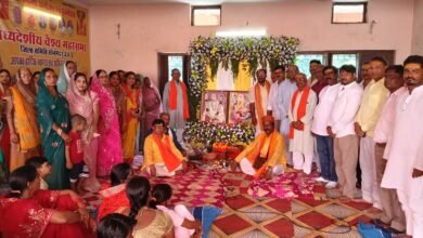 अनपरा में मध्यदेशीय वैश्य महासभा सोनभद्र कमेटी की ओर से बाबा गणिनाथ जी महाराज का भव्य पूजनोत्सव श्रद्धा और भक्तिभाव के साथ आयोजित किया गया। बाबा के जयकारों से पूरा वातावरण भक्तिमय हो उठा। श्रद्धालुओं ने विधि-विधान से पूजा-अर्चना कर परिवार और समाज की सुख-समृद्धि की कामना की। कार्यक्रम में बाबा गणिनाथ जी के आदर्शों, संस्कार, सेवा, सदाचार और सामाजिक एकता का संदेश दिया गया। पूजनोत्सव ने समाज को अपनी परंपराओं और संस्कृति से जोड़ने के साथ नई पीढ़ी को प्रेरणा देने का कार्य किया।