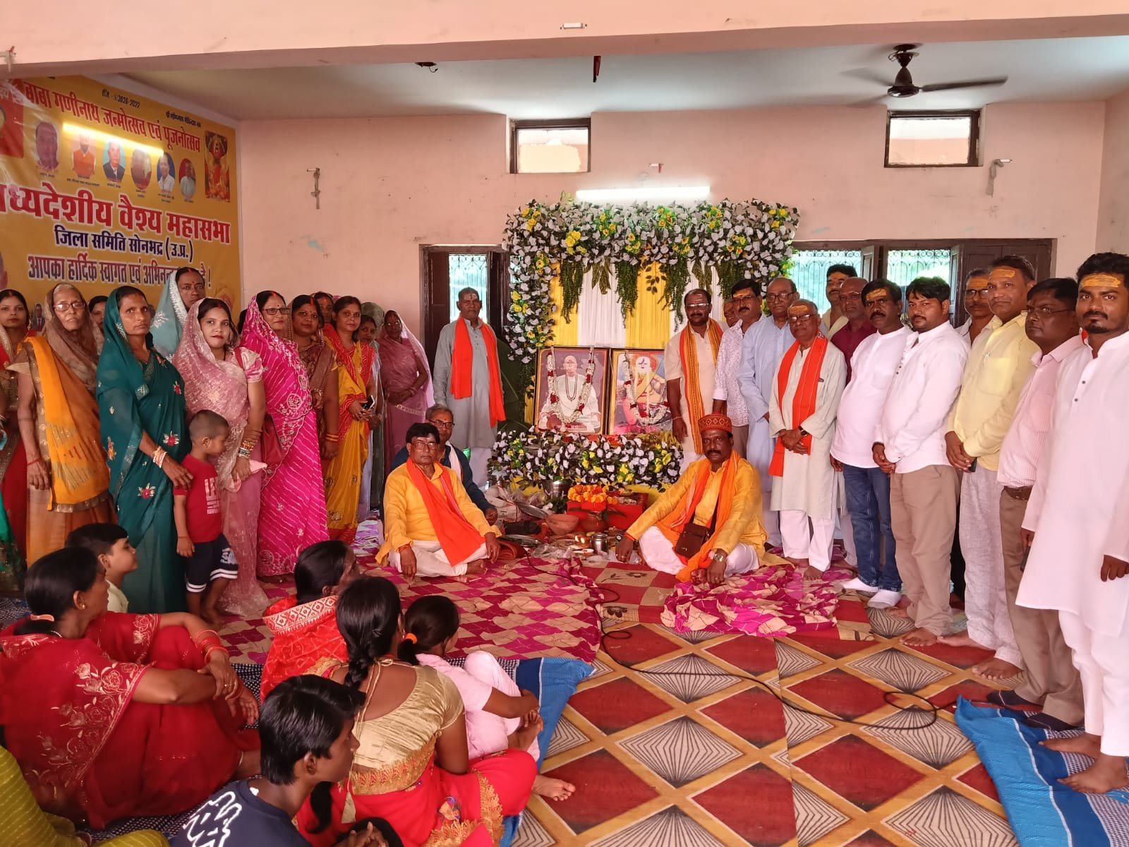 अनपरा में मध्यदेशीय वैश्य महासभा सोनभद्र कमेटी की ओर से बाबा गणिनाथ जी महाराज का भव्य पूजनोत्सव श्रद्धा और भक्तिभाव के साथ आयोजित किया गया। बाबा के जयकारों से पूरा वातावरण भक्तिमय हो उठा। श्रद्धालुओं ने विधि-विधान से पूजा-अर्चना कर परिवार और समाज की सुख-समृद्धि की कामना की। कार्यक्रम में बाबा गणिनाथ जी के आदर्शों, संस्कार, सेवा, सदाचार और सामाजिक एकता का संदेश दिया गया। पूजनोत्सव ने समाज को अपनी परंपराओं और संस्कृति से जोड़ने के साथ नई पीढ़ी को प्रेरणा देने का कार्य किया।