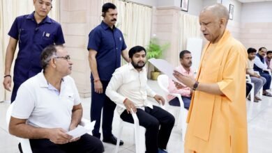 लखनऊ में मुख्यमंत्री योगी आदित्यनाथ ने जनता दर्शन के दौरान प्रदेशभर से आए पीड़ितों की समस्याएं सुनीं। उन्होंने अधिकारियों को शिकायतों का संवेदनशीलता और तेजी से निस्तारण करने के निर्देश दिए। पुलिस स्तर पर लापरवाही बर्दाश्त नहीं करने और भू-माफिया व दबंगों पर कठोर कार्रवाई का आदेश दिया। सीएम ने बच्चों से मुलाकात कर उन्हें चॉकलेट दी और पढ़ाई के लिए प्रेरित किया।