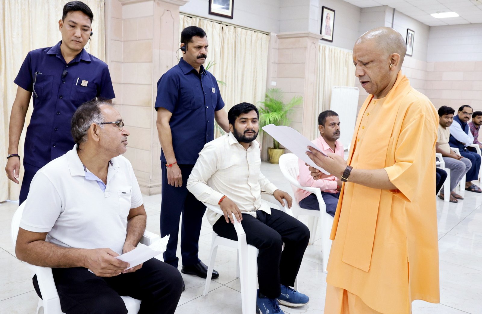 लखनऊ में मुख्यमंत्री योगी आदित्यनाथ ने जनता दर्शन के दौरान प्रदेशभर से आए पीड़ितों की समस्याएं सुनीं। उन्होंने अधिकारियों को शिकायतों का संवेदनशीलता और तेजी से निस्तारण करने के निर्देश दिए। पुलिस स्तर पर लापरवाही बर्दाश्त नहीं करने और भू-माफिया व दबंगों पर कठोर कार्रवाई का आदेश दिया। सीएम ने बच्चों से मुलाकात कर उन्हें चॉकलेट दी और पढ़ाई के लिए प्रेरित किया।