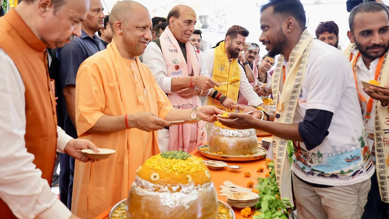 वाराणसी में प्रधानमंत्री नरेंद्र मोदी के 76वें जन्मदिन के अवसर पर ‘सेवा संकल्प अभियान’ का शुभारंभ हुआ। रक्षा मंत्री राजनाथ सिंह और मुख्यमंत्री योगी आदित्यनाथ ने काशी से वडनगर जाने वाली सेवा संकल्प बाइक यात्रा को हरी झंडी दिखाई। 250 बाइकों पर 500 युवा यात्रा में शामिल हैं। यात्रा 10 राज्यों के 193 जिलों और 1,159 गांवों से होकर गुजरेगी। इस दौरान वृक्षारोपण, जल संरक्षण, नशामुक्ति और स्वच्छता जैसे अभियानों के माध्यम से सेवा और सामाजिक जागरूकता का संदेश दिया जाएगा।