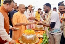 वाराणसी में प्रधानमंत्री नरेंद्र मोदी के 76वें जन्मदिन के अवसर पर ‘सेवा संकल्प अभियान’ का शुभारंभ हुआ। रक्षा मंत्री राजनाथ सिंह और मुख्यमंत्री योगी आदित्यनाथ ने काशी से वडनगर जाने वाली सेवा संकल्प बाइक यात्रा को हरी झंडी दिखाई। 250 बाइकों पर 500 युवा यात्रा में शामिल हैं। यात्रा 10 राज्यों के 193 जिलों और 1,159 गांवों से होकर गुजरेगी। इस दौरान वृक्षारोपण, जल संरक्षण, नशामुक्ति और स्वच्छता जैसे अभियानों के माध्यम से सेवा और सामाजिक जागरूकता का संदेश दिया जाएगा।