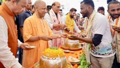 वाराणसी में प्रधानमंत्री नरेंद्र मोदी के 76वें जन्मदिन के अवसर पर ‘सेवा संकल्प अभियान’ का शुभारंभ हुआ। रक्षा मंत्री राजनाथ सिंह और मुख्यमंत्री योगी आदित्यनाथ ने काशी से वडनगर जाने वाली सेवा संकल्प बाइक यात्रा को हरी झंडी दिखाई। 250 बाइकों पर 500 युवा यात्रा में शामिल हैं। यात्रा 10 राज्यों के 193 जिलों और 1,159 गांवों से होकर गुजरेगी। इस दौरान वृक्षारोपण, जल संरक्षण, नशामुक्ति और स्वच्छता जैसे अभियानों के माध्यम से सेवा और सामाजिक जागरूकता का संदेश दिया जाएगा।