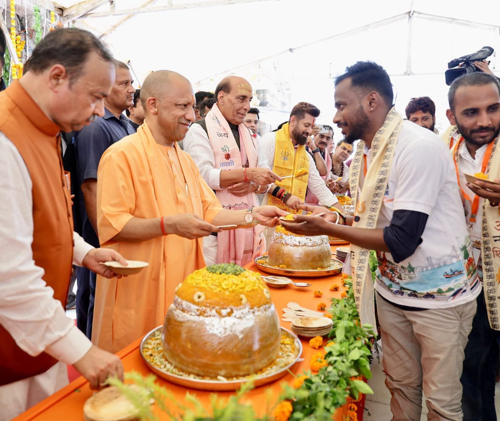 वाराणसी में प्रधानमंत्री नरेंद्र मोदी के 76वें जन्मदिन के अवसर पर ‘सेवा संकल्प अभियान’ का शुभारंभ हुआ। रक्षा मंत्री राजनाथ सिंह और मुख्यमंत्री योगी आदित्यनाथ ने काशी से वडनगर जाने वाली सेवा संकल्प बाइक यात्रा को हरी झंडी दिखाई। 250 बाइकों पर 500 युवा यात्रा में शामिल हैं। यात्रा 10 राज्यों के 193 जिलों और 1,159 गांवों से होकर गुजरेगी। इस दौरान वृक्षारोपण, जल संरक्षण, नशामुक्ति और स्वच्छता जैसे अभियानों के माध्यम से सेवा और सामाजिक जागरूकता का संदेश दिया जाएगा।