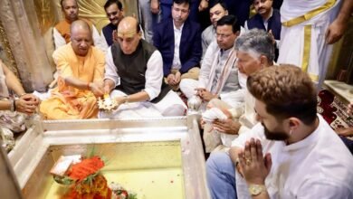 वाराणसी, 17 सितंबर 2026: प्रधानमंत्री नरेंद्र मोदी के 76वें जन्मदिन के अवसर पर काशी विश्वनाथ धाम में विशेष पूजा-अर्चना का आयोजन किया गया। रक्षा मंत्री राजनाथ सिंह, उत्तर प्रदेश के मुख्यमंत्री योगी आदित्यनाथ, आंध्र प्रदेश के मुख्यमंत्री एन. चंद्रबाबू नायडू, केंद्रीय मंत्री चिराग पासवान और भाजपा प्रदेश अध्यक्ष एवं केंद्रीय मंत्री पंकज चौधरी समेत कई नेताओं ने बाबा विश्वनाथ के दर्शन-पूजन किए। उपलब्ध रिपोर्टों के अनुसार नेताओं ने प्रधानमंत्री के अच्छे स्वास्थ्य और दीर्घायु की कामना की।