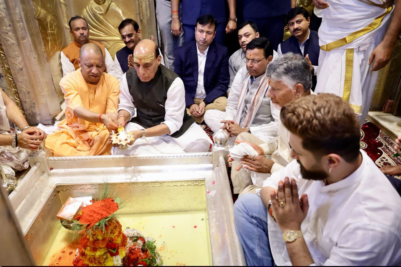 वाराणसी, 17 सितंबर 2026: प्रधानमंत्री नरेंद्र मोदी के 76वें जन्मदिन के अवसर पर काशी विश्वनाथ धाम में विशेष पूजा-अर्चना का आयोजन किया गया। रक्षा मंत्री राजनाथ सिंह, उत्तर प्रदेश के मुख्यमंत्री योगी आदित्यनाथ, आंध्र प्रदेश के मुख्यमंत्री एन. चंद्रबाबू नायडू, केंद्रीय मंत्री चिराग पासवान और भाजपा प्रदेश अध्यक्ष एवं केंद्रीय मंत्री पंकज चौधरी समेत कई नेताओं ने बाबा विश्वनाथ के दर्शन-पूजन किए। उपलब्ध रिपोर्टों के अनुसार नेताओं ने प्रधानमंत्री के अच्छे स्वास्थ्य और दीर्घायु की कामना की।