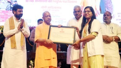 लखनऊ के लोकभवन सभागार में UPPSC और UPSSSC से विभिन्न विभागीय पदों पर चयनित अभ्यर्थियों को मुख्यमंत्री योगी आदित्यनाथ ने नियुक्ति पत्र वितरित किए। चयनित अभ्यर्थियों ने निष्पक्ष और पारदर्शी चयन प्रक्रिया के लिए मुख्यमंत्री का आभार जताया। कार्यक्रम में किसान परिवार से चयनित प्रोफेसर, होम्योपैथिक फार्मासिस्ट, एक्स-रे टेक्नीशियन, वायरमैन अनुदेशक, प्लंबर अनुदेशक और सहायक सांख्यिकी अधिकारियों ने अपने अनुभव साझा किए। अभ्यर्थियों ने कहा कि योग्यता आधारित चयन से युवाओं में मेहनत के जरिए सरकारी सेवा पाने का विश्वास मजबूत हुआ है।
