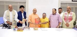 उत्तर प्रदेश में घायल और बीमार गोवंश को तत्काल उपचार उपलब्ध कराने के लिए हर जिले में आपातकालीन बचाव एवं त्वरित उपचार व्यवस्था विकसित करने की तैयारी है। मुख्यमंत्री योगी आदित्यनाथ ने गोशालाओं के बेहतर प्रबंधन, नियमित निरीक्षण, टीकाकरण और बीमार गोवंश की विशेष देखभाल के निर्देश दिए। पंचगव्य आधारित चिकित्सा पर वैज्ञानिक शोध को बढ़ावा देने के साथ गोबर-गोमूत्र आधारित उत्पादों से ग्रामीण अर्थव्यवस्था मजबूत करने पर भी जोर दिया गया। किसानों, गोपालकों, एफपीओ और महिला स्वयं सहायता समूहों को इससे जोड़ने की योजना है।