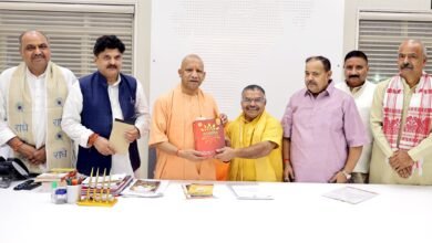 उत्तर प्रदेश में घायल और बीमार गोवंश को तत्काल उपचार उपलब्ध कराने के लिए हर जिले में आपातकालीन बचाव एवं त्वरित उपचार व्यवस्था विकसित करने की तैयारी है। मुख्यमंत्री योगी आदित्यनाथ ने गोशालाओं के बेहतर प्रबंधन, नियमित निरीक्षण, टीकाकरण और बीमार गोवंश की विशेष देखभाल के निर्देश दिए। पंचगव्य आधारित चिकित्सा पर वैज्ञानिक शोध को बढ़ावा देने के साथ गोबर-गोमूत्र आधारित उत्पादों से ग्रामीण अर्थव्यवस्था मजबूत करने पर भी जोर दिया गया। किसानों, गोपालकों, एफपीओ और महिला स्वयं सहायता समूहों को इससे जोड़ने की योजना है।