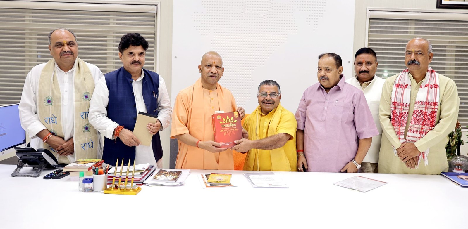 उत्तर प्रदेश में घायल और बीमार गोवंश को तत्काल उपचार उपलब्ध कराने के लिए हर जिले में आपातकालीन बचाव एवं त्वरित उपचार व्यवस्था विकसित करने की तैयारी है। मुख्यमंत्री योगी आदित्यनाथ ने गोशालाओं के बेहतर प्रबंधन, नियमित निरीक्षण, टीकाकरण और बीमार गोवंश की विशेष देखभाल के निर्देश दिए। पंचगव्य आधारित चिकित्सा पर वैज्ञानिक शोध को बढ़ावा देने के साथ गोबर-गोमूत्र आधारित उत्पादों से ग्रामीण अर्थव्यवस्था मजबूत करने पर भी जोर दिया गया। किसानों, गोपालकों, एफपीओ और महिला स्वयं सहायता समूहों को इससे जोड़ने की योजना है।