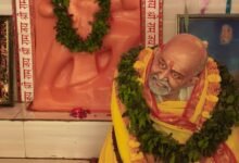 वाराणसी के सारनाथ स्थित शक्ति पीठ में हनुमानजी के साथ बाबा नीब करौरी महाराज की प्रतिमा श्रद्धालुओं की आस्था का केंद्र बनी हुई है। करीब आठ वर्ष पूर्व स्थापित इस प्रतिमा के दर्शन के लिए स्थानीय भक्त नियमित रूप से पहुंचते हैं। बाबा की हनुमान भक्ति और काशी से जुड़ी भक्त-स्मृतियों के कारण इस स्थान का विशेष धार्मिक महत्व माना जाता है। कैंची धाम नहीं पहुंच पाने वाले श्रद्धालु भी यहां बाबा के सान्निध्य और आध्यात्मिक शांति का अनुभव करने आते हैं।