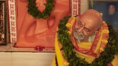 वाराणसी के सारनाथ स्थित शक्ति पीठ में हनुमानजी के साथ बाबा नीब करौरी महाराज की प्रतिमा श्रद्धालुओं की आस्था का केंद्र बनी हुई है। करीब आठ वर्ष पूर्व स्थापित इस प्रतिमा के दर्शन के लिए स्थानीय भक्त नियमित रूप से पहुंचते हैं। बाबा की हनुमान भक्ति और काशी से जुड़ी भक्त-स्मृतियों के कारण इस स्थान का विशेष धार्मिक महत्व माना जाता है। कैंची धाम नहीं पहुंच पाने वाले श्रद्धालु भी यहां बाबा के सान्निध्य और आध्यात्मिक शांति का अनुभव करने आते हैं।
