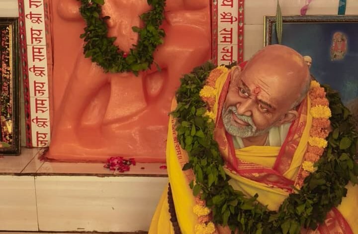 वाराणसी के सारनाथ स्थित शक्ति पीठ में हनुमानजी के साथ बाबा नीब करौरी महाराज की प्रतिमा श्रद्धालुओं की आस्था का केंद्र बनी हुई है। करीब आठ वर्ष पूर्व स्थापित इस प्रतिमा के दर्शन के लिए स्थानीय भक्त नियमित रूप से पहुंचते हैं। बाबा की हनुमान भक्ति और काशी से जुड़ी भक्त-स्मृतियों के कारण इस स्थान का विशेष धार्मिक महत्व माना जाता है। कैंची धाम नहीं पहुंच पाने वाले श्रद्धालु भी यहां बाबा के सान्निध्य और आध्यात्मिक शांति का अनुभव करने आते हैं।