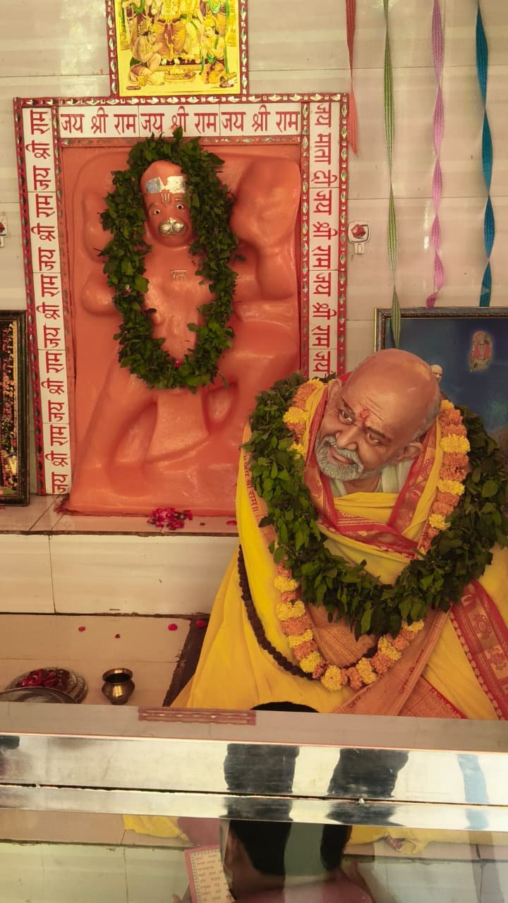 वाराणसी के सारनाथ स्थित शक्ति पीठ में हनुमानजी के साथ बाबा नीब करौरी महाराज की प्रतिमा श्रद्धालुओं की आस्था का केंद्र बनी हुई है। करीब आठ वर्ष पूर्व स्थापित इस प्रतिमा के दर्शन के लिए स्थानीय भक्त नियमित रूप से पहुंचते हैं। बाबा की हनुमान भक्ति और काशी से जुड़ी भक्त-स्मृतियों के कारण इस स्थान का विशेष धार्मिक महत्व माना जाता है। कैंची धाम नहीं पहुंच पाने वाले श्रद्धालु भी यहां बाबा के सान्निध्य और आध्यात्मिक शांति का अनुभव करने आते हैं।