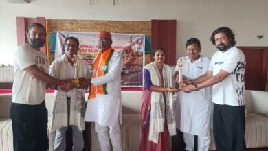 प्रधानमंत्री नरेंद्र मोदी के मुख्यमंत्री और प्रधानमंत्री के रूप में जनसेवा के 25 वर्ष पूरे होने के अवसर पर पटना से वाराणसी तक विशेष कार रैली आयोजित की गई। डॉ. श्यामा प्रसाद मुखर्जी के नाम पर हुई इस रैली में 25 स्पोर्ट्स कारें शामिल रहीं। प्रत्येक कार को केंद्र सरकार की अलग-अलग जनकल्याणकारी योजनाओं के पोस्टर, स्टीकर और स्लोगन से सजाया गया था। बाबतपुर स्थित विलेज रिसोर्ट में रैली का समापन हुआ, जहां विभिन्न श्रेणियों के विजेताओं को सम्मानित किया गया।
