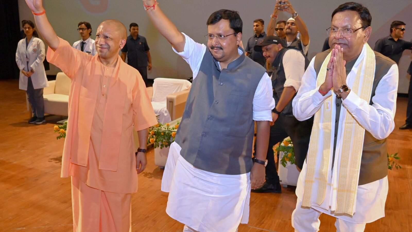 मेरठ में भाजपा के राष्ट्रीय अध्यक्ष नितिन नवीन ने शक्ति केंद्र संयोजक सम्मेलन को संबोधित करते हुए कांग्रेस और समाजवादी पार्टी पर ‘डिवाइड एंड रूल’ की राजनीति करने का आरोप लगाया। उन्होंने कहा कि उत्तर प्रदेश में विकास के रथ को रुकने नहीं दिया जाएगा। नितिन नवीन ने प्रदेश में कानून-व्यवस्था और विकास को लेकर भाजपा सरकार के काम गिनाए। प्रदेश अध्यक्ष पंकज चौधरी ने कार्यकर्ताओं को भाजपा की रीढ़ बताते हुए बूथ स्तर पर संगठन मजबूत करने का आह्वान किया।