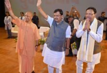 मेरठ में भाजपा के राष्ट्रीय अध्यक्ष नितिन नवीन ने शक्ति केंद्र संयोजक सम्मेलन को संबोधित करते हुए कांग्रेस और समाजवादी पार्टी पर ‘डिवाइड एंड रूल’ की राजनीति करने का आरोप लगाया। उन्होंने कहा कि उत्तर प्रदेश में विकास के रथ को रुकने नहीं दिया जाएगा। नितिन नवीन ने प्रदेश में कानून-व्यवस्था और विकास को लेकर भाजपा सरकार के काम गिनाए। प्रदेश अध्यक्ष पंकज चौधरी ने कार्यकर्ताओं को भाजपा की रीढ़ बताते हुए बूथ स्तर पर संगठन मजबूत करने का आह्वान किया।