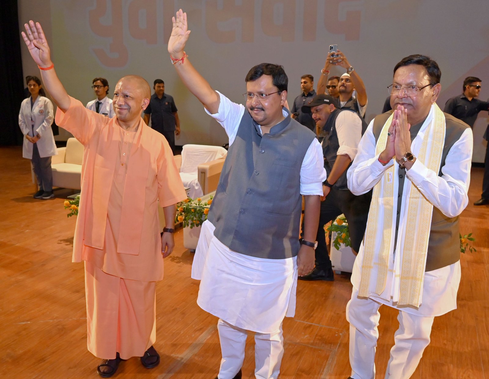 मेरठ में भाजपा के राष्ट्रीय अध्यक्ष नितिन नवीन ने शक्ति केंद्र संयोजक सम्मेलन को संबोधित करते हुए कांग्रेस और समाजवादी पार्टी पर ‘डिवाइड एंड रूल’ की राजनीति करने का आरोप लगाया। उन्होंने कहा कि उत्तर प्रदेश में विकास के रथ को रुकने नहीं दिया जाएगा। नितिन नवीन ने प्रदेश में कानून-व्यवस्था और विकास को लेकर भाजपा सरकार के काम गिनाए। प्रदेश अध्यक्ष पंकज चौधरी ने कार्यकर्ताओं को भाजपा की रीढ़ बताते हुए बूथ स्तर पर संगठन मजबूत करने का आह्वान किया।