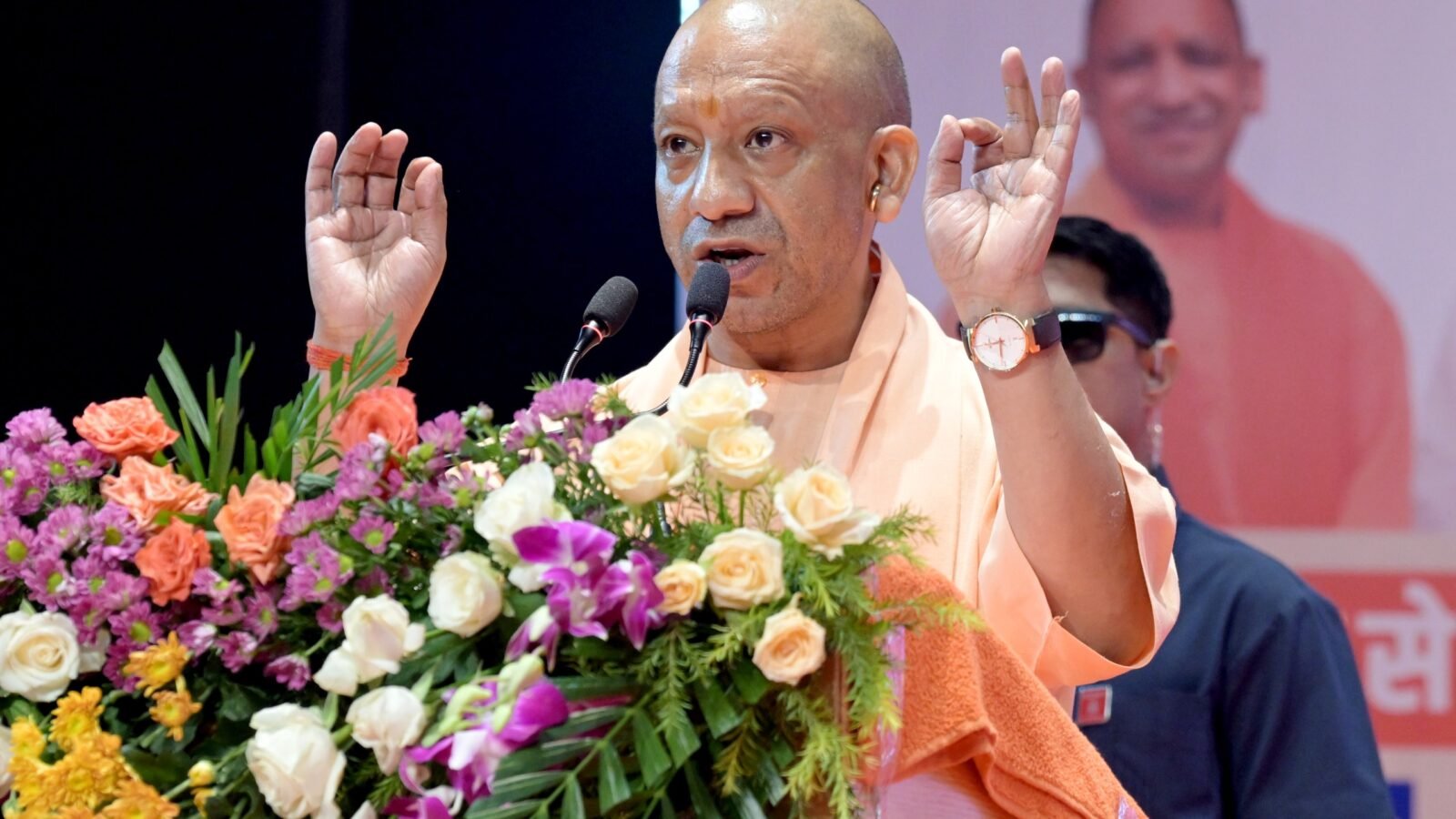 उत्तर प्रदेश में 3,567 चयनित अभ्यर्थियों को नियुक्ति पत्र वितरित किए गए। मुख्यमंत्री योगी आदित्यनाथ ने कहा कि नियुक्ति प्रक्रिया में पारदर्शिता और मेरिट को प्राथमिकता दी जा रही है तथा लेनदेन की शिकायत पर सख्त कार्रवाई होगी। उन्होंने बताया कि पिछले नौ वर्षों में 9.5 लाख युवाओं को नियुक्ति पत्र दिए गए हैं और अगले छह महीने में एक लाख और युवाओं को सरकारी नौकरी देने का लक्ष्य है। मुख्यमंत्री ने शिक्षकों से विद्यार्थियों के मार्गदर्शन, चरित्र निर्माण और 2047 के भारत के नेतृत्वकर्ता तैयार करने का आह्वान किया।