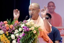 उत्तर प्रदेश में 3,567 चयनित अभ्यर्थियों को नियुक्ति पत्र वितरित किए गए। मुख्यमंत्री योगी आदित्यनाथ ने कहा कि नियुक्ति प्रक्रिया में पारदर्शिता और मेरिट को प्राथमिकता दी जा रही है तथा लेनदेन की शिकायत पर सख्त कार्रवाई होगी। उन्होंने बताया कि पिछले नौ वर्षों में 9.5 लाख युवाओं को नियुक्ति पत्र दिए गए हैं और अगले छह महीने में एक लाख और युवाओं को सरकारी नौकरी देने का लक्ष्य है। मुख्यमंत्री ने शिक्षकों से विद्यार्थियों के मार्गदर्शन, चरित्र निर्माण और 2047 के भारत के नेतृत्वकर्ता तैयार करने का आह्वान किया।