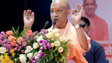 उत्तर प्रदेश में 3,567 चयनित अभ्यर्थियों को नियुक्ति पत्र वितरित किए गए। मुख्यमंत्री योगी आदित्यनाथ ने कहा कि नियुक्ति प्रक्रिया में पारदर्शिता और मेरिट को प्राथमिकता दी जा रही है तथा लेनदेन की शिकायत पर सख्त कार्रवाई होगी। उन्होंने बताया कि पिछले नौ वर्षों में 9.5 लाख युवाओं को नियुक्ति पत्र दिए गए हैं और अगले छह महीने में एक लाख और युवाओं को सरकारी नौकरी देने का लक्ष्य है। मुख्यमंत्री ने शिक्षकों से विद्यार्थियों के मार्गदर्शन, चरित्र निर्माण और 2047 के भारत के नेतृत्वकर्ता तैयार करने का आह्वान किया।