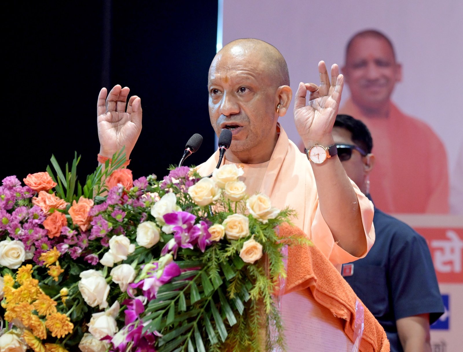 उत्तर प्रदेश में 3,567 चयनित अभ्यर्थियों को नियुक्ति पत्र वितरित किए गए। मुख्यमंत्री योगी आदित्यनाथ ने कहा कि नियुक्ति प्रक्रिया में पारदर्शिता और मेरिट को प्राथमिकता दी जा रही है तथा लेनदेन की शिकायत पर सख्त कार्रवाई होगी। उन्होंने बताया कि पिछले नौ वर्षों में 9.5 लाख युवाओं को नियुक्ति पत्र दिए गए हैं और अगले छह महीने में एक लाख और युवाओं को सरकारी नौकरी देने का लक्ष्य है। मुख्यमंत्री ने शिक्षकों से विद्यार्थियों के मार्गदर्शन, चरित्र निर्माण और 2047 के भारत के नेतृत्वकर्ता तैयार करने का आह्वान किया।