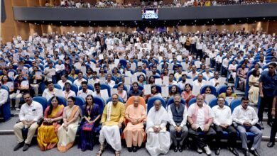 उत्तर प्रदेश में सरकारी भर्तियों का सिलसिला तेज हो गया है। मुख्यमंत्री योगी आदित्यनाथ ने छह महीने में एक लाख से अधिक युवाओं को सरकारी नौकरी देने का लक्ष्य रखा है। इसी अभियान के तहत चार दिनों में 5,297 अभ्यर्थियों को नियुक्ति पत्र दिए गए। इनमें विभिन्न विभागों के 818 चयनित अभ्यर्थी, पुलिस के 912 कर्मी और माध्यमिक शिक्षा विभाग के 3,567 शिक्षक व प्रधानाचार्य शामिल हैं। सरकार के अनुसार आगे पुलिस, होमगार्ड, शिक्षा और अन्य विभागों में भी नियुक्तियां प्रस्तावित हैं।