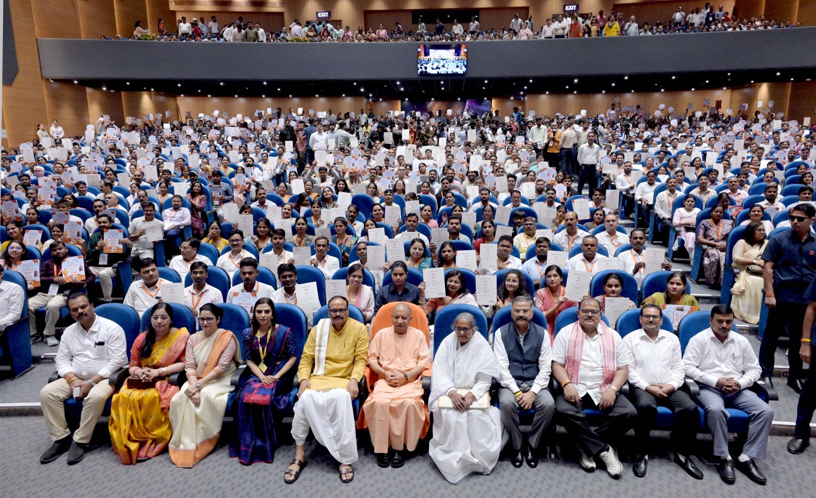 उत्तर प्रदेश में सरकारी भर्तियों का सिलसिला तेज हो गया है। मुख्यमंत्री योगी आदित्यनाथ ने छह महीने में एक लाख से अधिक युवाओं को सरकारी नौकरी देने का लक्ष्य रखा है। इसी अभियान के तहत चार दिनों में 5,297 अभ्यर्थियों को नियुक्ति पत्र दिए गए। इनमें विभिन्न विभागों के 818 चयनित अभ्यर्थी, पुलिस के 912 कर्मी और माध्यमिक शिक्षा विभाग के 3,567 शिक्षक व प्रधानाचार्य शामिल हैं। सरकार के अनुसार आगे पुलिस, होमगार्ड, शिक्षा और अन्य विभागों में भी नियुक्तियां प्रस्तावित हैं।