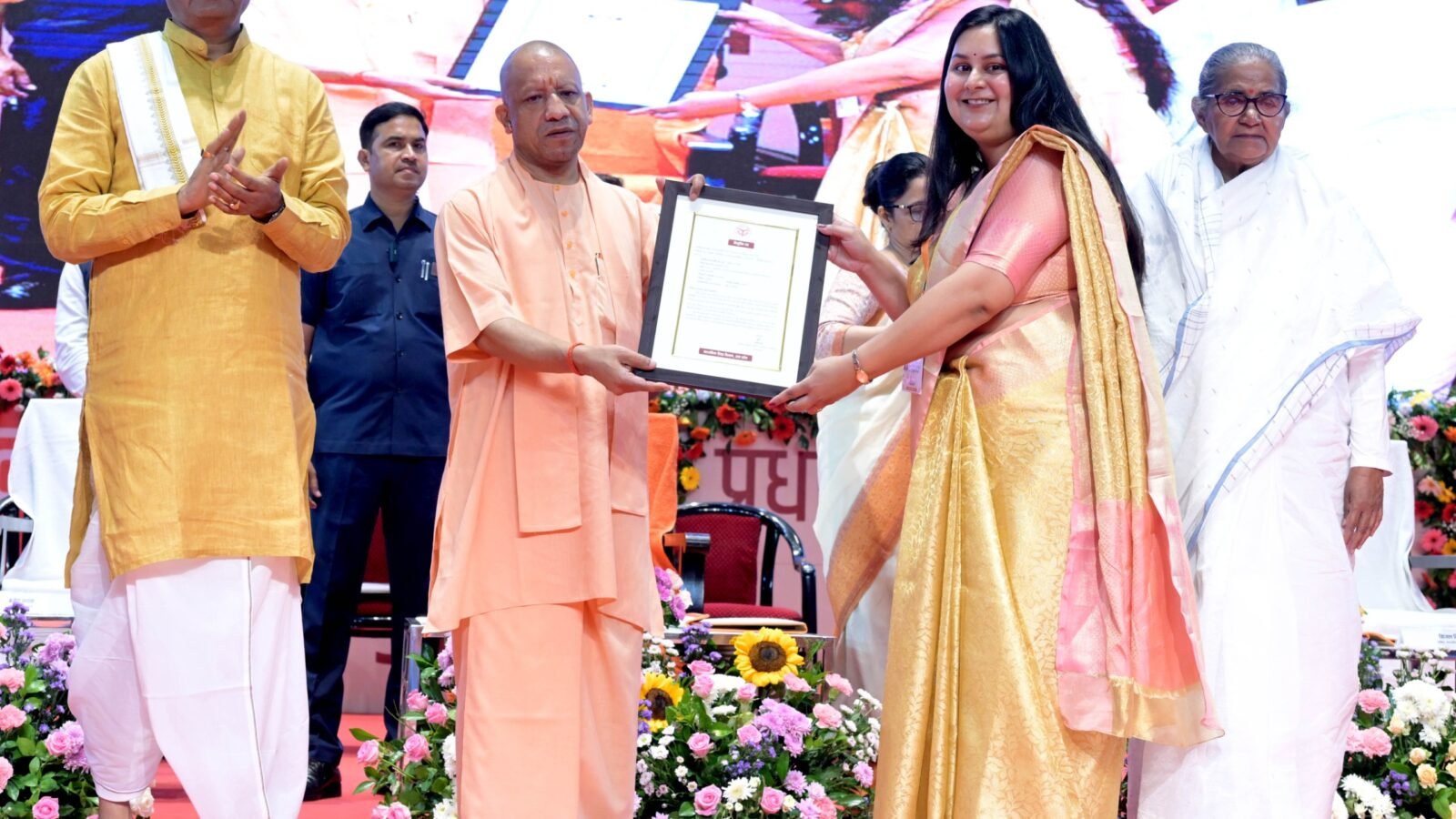 लखनऊ में मुख्यमंत्री योगी आदित्यनाथ ने अशासकीय सहायता प्राप्त माध्यमिक विद्यालयों के 3,567 नवचयनित शिक्षकों और संस्था प्रधानों को नियुक्ति पत्र प्रदान किए। इनमें 319 प्रधानाचार्य, 258 प्रधानाध्यापक, 618 प्रवक्ता (PGT) और 2,372 सहायक अध्यापक (TGT) शामिल हैं। उत्तर प्रदेश शिक्षा सेवा चयन आयोग द्वारा चयनित अभ्यर्थियों को इंदिरा गांधी प्रतिष्ठान में आयोजित कार्यक्रम में नियुक्ति पत्र दिए गए। चयनित शिक्षकों ने नियुक्ति मिलने पर खुशी जताते हुए चयन प्रक्रिया को पारदर्शी और त्वरित बताया तथा मुख्यमंत्री के प्रति आभार व्यक्त किया।