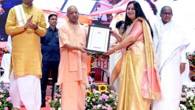 लखनऊ में मुख्यमंत्री योगी आदित्यनाथ ने अशासकीय सहायता प्राप्त माध्यमिक विद्यालयों के 3,567 नवचयनित शिक्षकों और संस्था प्रधानों को नियुक्ति पत्र प्रदान किए। इनमें 319 प्रधानाचार्य, 258 प्रधानाध्यापक, 618 प्रवक्ता (PGT) और 2,372 सहायक अध्यापक (TGT) शामिल हैं। उत्तर प्रदेश शिक्षा सेवा चयन आयोग द्वारा चयनित अभ्यर्थियों को इंदिरा गांधी प्रतिष्ठान में आयोजित कार्यक्रम में नियुक्ति पत्र दिए गए। चयनित शिक्षकों ने नियुक्ति मिलने पर खुशी जताते हुए चयन प्रक्रिया को पारदर्शी और त्वरित बताया तथा मुख्यमंत्री के प्रति आभार व्यक्त किया।