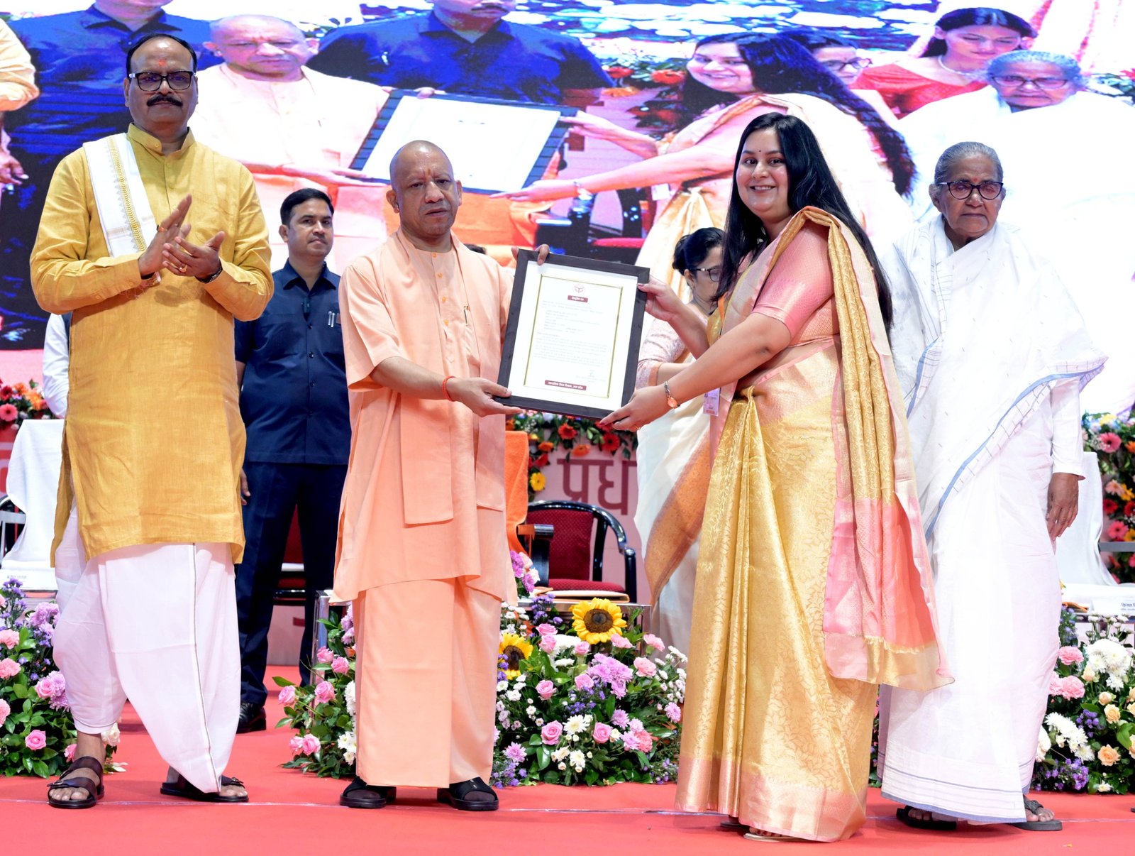 लखनऊ में मुख्यमंत्री योगी आदित्यनाथ ने अशासकीय सहायता प्राप्त माध्यमिक विद्यालयों के 3,567 नवचयनित शिक्षकों और संस्था प्रधानों को नियुक्ति पत्र प्रदान किए। इनमें 319 प्रधानाचार्य, 258 प्रधानाध्यापक, 618 प्रवक्ता (PGT) और 2,372 सहायक अध्यापक (TGT) शामिल हैं। उत्तर प्रदेश शिक्षा सेवा चयन आयोग द्वारा चयनित अभ्यर्थियों को इंदिरा गांधी प्रतिष्ठान में आयोजित कार्यक्रम में नियुक्ति पत्र दिए गए। चयनित शिक्षकों ने नियुक्ति मिलने पर खुशी जताते हुए चयन प्रक्रिया को पारदर्शी और त्वरित बताया तथा मुख्यमंत्री के प्रति आभार व्यक्त किया।