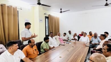 पंडित दीनदयाल उपाध्याय की जन्म जयंती 25 सितंबर को भाजपा काशी क्षेत्र में विभिन्न सेवा कार्यक्रमों के साथ मनाई जाएगी। भाजपा काशी क्षेत्र अध्यक्ष अशोक चौरसिया ने बताया कि 16 संगठनात्मक जिलों के 337 मंडलों और 31,168 बूथों पर कार्यक्रम होंगे। बूथ स्तर पर स्वच्छता अभियान के बाद पंडित दीनदयाल उपाध्याय के चित्र पर पुष्पार्चन और उनके विचारों पर चर्चा की जाएगी। इसके अलावा वृक्षारोपण, अस्पतालों व अनाथालयों में फल वितरण सहित सेवा गतिविधियां होंगी। रोहनिया कार्यालय में संगोष्ठी भी आयोजित होगी।