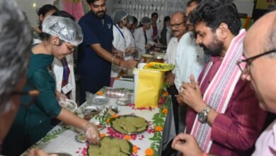 वाराणसी में 11वें राष्ट्रीय आयुर्वेद दिवस पर राजकीय आयुर्वेद महाविद्यालय एवं चिकित्सालय में आयुर्वेद फूड फेस्टिवल का आयोजन हुआ। आयुष मंत्री डॉ. दयाशंकर मिश्र ‘दयालु’ ने कार्यक्रम का शुभारंभ किया और ‘स्वस्थ मंजरी’ समेत तीन पुस्तकों का विमोचन किया। उन्होंने आयुर्वेद को जन-जन तक पहुंचाने और स्वस्थ जीवनशैली अपनाने पर जोर दिया। इसी दौरान शिवपुर की कुंदन नगर कॉलोनी में प्रधानमंत्री नरेंद्र मोदी की सांसद स्थानीय क्षेत्र विकास निधि से 17.55 लाख रुपये की लागत वाली सड़क का शिलान्यास भी किया गया।