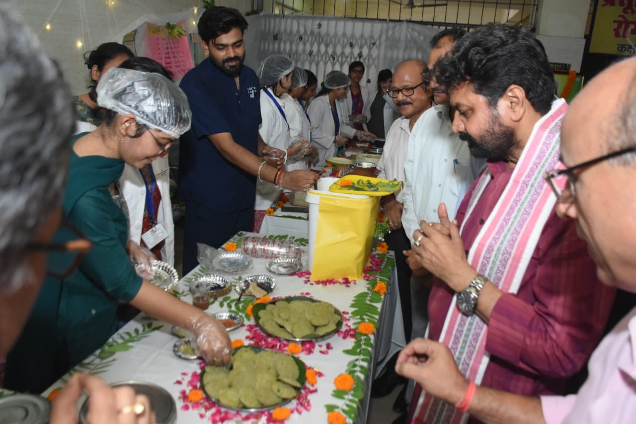 वाराणसी में 11वें राष्ट्रीय आयुर्वेद दिवस पर राजकीय आयुर्वेद महाविद्यालय एवं चिकित्सालय में आयुर्वेद फूड फेस्टिवल का आयोजन हुआ। आयुष मंत्री डॉ. दयाशंकर मिश्र ‘दयालु’ ने कार्यक्रम का शुभारंभ किया और ‘स्वस्थ मंजरी’ समेत तीन पुस्तकों का विमोचन किया। उन्होंने आयुर्वेद को जन-जन तक पहुंचाने और स्वस्थ जीवनशैली अपनाने पर जोर दिया। इसी दौरान शिवपुर की कुंदन नगर कॉलोनी में प्रधानमंत्री नरेंद्र मोदी की सांसद स्थानीय क्षेत्र विकास निधि से 17.55 लाख रुपये की लागत वाली सड़क का शिलान्यास भी किया गया।