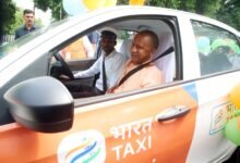 मुख्यमंत्री योगी आदित्यनाथ ने उत्तर प्रदेश में भारत टैक्सी और मुख्यमंत्री कृषक समृद्धि योजना का शुभारंभ किया। भारत टैक्सी से टैक्सी, टू व्हीलर और थ्री व्हीलर चालक जीरो कमीशन पर जुड़ सकेंगे और उन्हें पांच लाख रुपये की सामाजिक सुरक्षा मिलेगी। लखनऊ, गोरखपुर, वाराणसी और प्रयागराज में सेवा शुरू हुई है। वहीं किसानों के लिए एलडीबी ऋण की ब्याज दर 11 से घटाकर छह प्रतिशत की गई है। योजना से पांच लाख लघु एवं सीमांत किसानों को लाभ देने का लक्ष्य है।