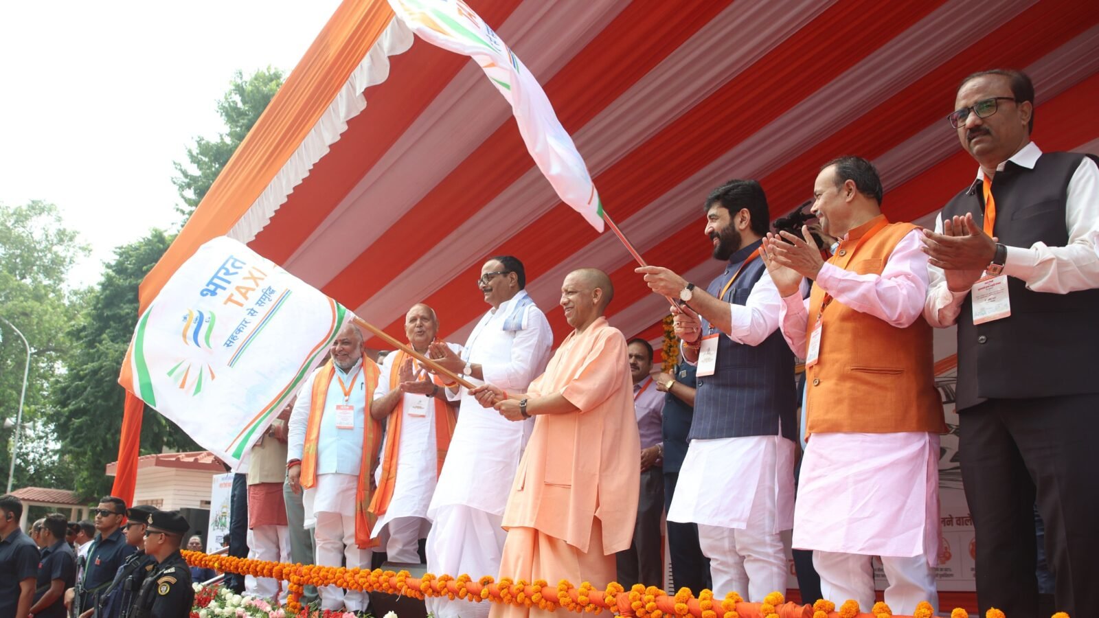 उत्तर प्रदेश के गोरखपुर, वाराणसी, कानपुर और प्रयागराज में सहकारिता आधारित भारत टैक्सी सेवा की शुरुआत हुई। मुख्यमंत्री योगी आदित्यनाथ और केंद्रीय सहकारिता राज्यमंत्री मुरलीधर मोहोल की मौजूदगी में हुए कार्यक्रम में ड्राइवरों को उनकी मेहनत और कमाई का सीधा लाभ देने की बात कही गई। उपमुख्यमंत्री ब्रजेश पाठक ने युवाओं से भारत टैक्सी अपनाने का आह्वान किया। सहकारिता राज्यमंत्री जेपीएस राठौर ने एलडीबी ऋण की ब्याज दर घटाकर छह प्रतिशत करने की घोषणा की।