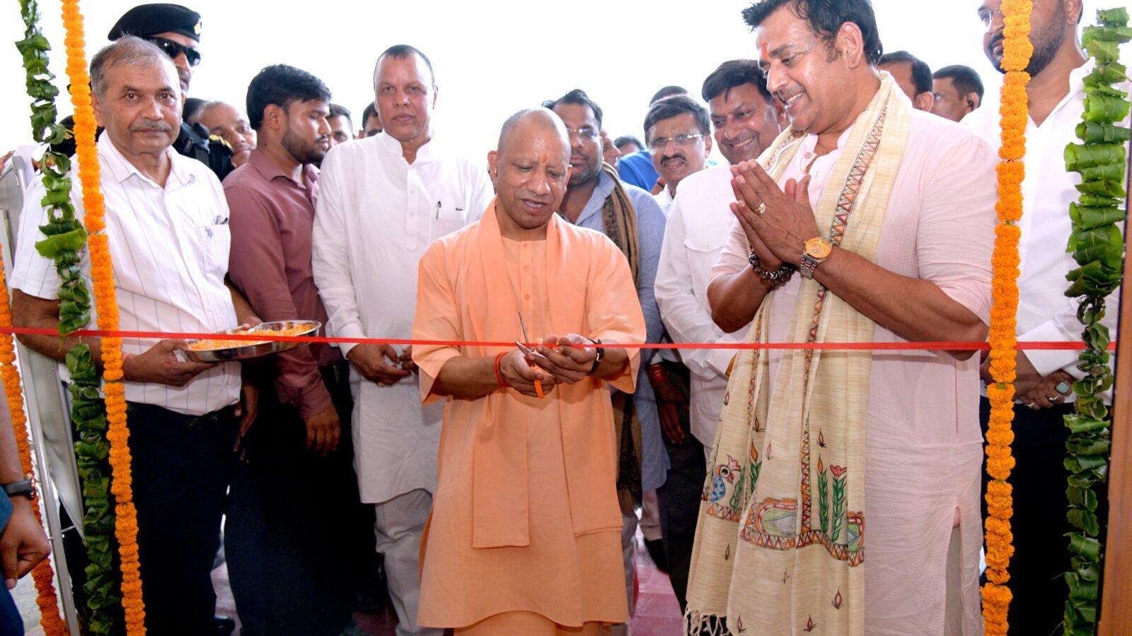 गोरखपुर में मुख्यमंत्री योगी आदित्यनाथ ने राजकीय महिला शरणालय के नवनिर्मित भवन का लोकार्पण किया। 8.05 करोड़ रुपये की लागत से बने 100 क्षमता वाले शरणालय को निराश्रित, घरेलू हिंसा पीड़ित और जरूरतमंद महिलाओं के लिए सहारा बताया। सीएम योगी ने 2017 से पहले की कानून-व्यवस्था को लेकर समाजवादी पार्टी पर निशाना साधा और सरकार की महिला सुरक्षा, रोजगार, शिक्षा तथा कल्याणकारी योजनाओं का उल्लेख किया। उन्होंने कहा कि सरकार बेटियों के जन्म से स्वावलंबन तक उनके साथ खड़ी है।