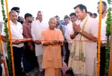 गोरखपुर में मुख्यमंत्री योगी आदित्यनाथ ने राजकीय महिला शरणालय के नवनिर्मित भवन का लोकार्पण किया। 8.05 करोड़ रुपये की लागत से बने 100 क्षमता वाले शरणालय को निराश्रित, घरेलू हिंसा पीड़ित और जरूरतमंद महिलाओं के लिए सहारा बताया। सीएम योगी ने 2017 से पहले की कानून-व्यवस्था को लेकर समाजवादी पार्टी पर निशाना साधा और सरकार की महिला सुरक्षा, रोजगार, शिक्षा तथा कल्याणकारी योजनाओं का उल्लेख किया। उन्होंने कहा कि सरकार बेटियों के जन्म से स्वावलंबन तक उनके साथ खड़ी है।