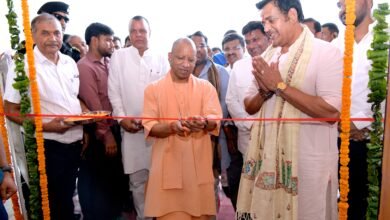 गोरखपुर में मुख्यमंत्री योगी आदित्यनाथ ने राजकीय महिला शरणालय के नवनिर्मित भवन का लोकार्पण किया। 8.05 करोड़ रुपये की लागत से बने 100 क्षमता वाले शरणालय को निराश्रित, घरेलू हिंसा पीड़ित और जरूरतमंद महिलाओं के लिए सहारा बताया। सीएम योगी ने 2017 से पहले की कानून-व्यवस्था को लेकर समाजवादी पार्टी पर निशाना साधा और सरकार की महिला सुरक्षा, रोजगार, शिक्षा तथा कल्याणकारी योजनाओं का उल्लेख किया। उन्होंने कहा कि सरकार बेटियों के जन्म से स्वावलंबन तक उनके साथ खड़ी है।