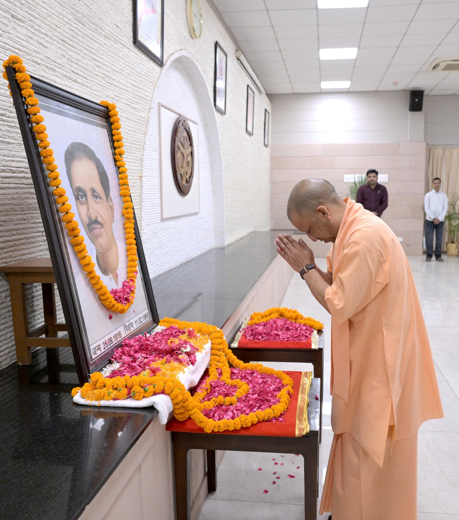 लखनऊ में पं. दीनदयाल उपाध्याय की 110वीं जयंती पर मुख्यमंत्री योगी आदित्यनाथ ने श्रद्धांजलि अर्पित की। उन्होंने अंत्योदय और एकात्म मानववाद के विचारों को याद करते हुए कहा कि अंतिम पंक्ति में खड़े व्यक्ति का उत्थान उनके चिंतन की प्राथमिकता रहा।