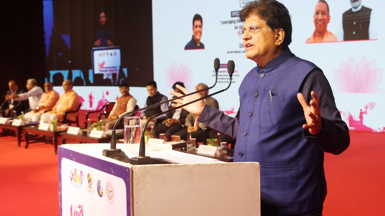 ग्रेटर नोएडा के इंडिया एक्सपो मार्ट में आयोजित चौथे उत्तर प्रदेश इंटरनेशनल ट्रेड शो (UPITS) में केंद्रीय वाणिज्य एवं उद्योग मंत्री पीयूष गोयल ने उत्तर प्रदेश की औद्योगिक और व्यापारिक प्रगति पर प्रकाश डाला। उन्होंने कहा कि एक्सप्रेसवे, एयरपोर्ट, औद्योगिक पार्क, डिफेंस, सेमीकंडक्टर और इलेक्ट्रॉनिक्स जैसे क्षेत्रों में निवेश प्रदेश की बदलती तस्वीर दिखाता है। उन्होंने उद्यमियों से फ्री ट्रेड एग्रीमेंट्स का लाभ उठाकर स्थानीय उत्पादों को वैश्विक बाजार तक पहुंचाने, गुणवत्ता और नवाचार बढ़ाने का आह्वान किया।