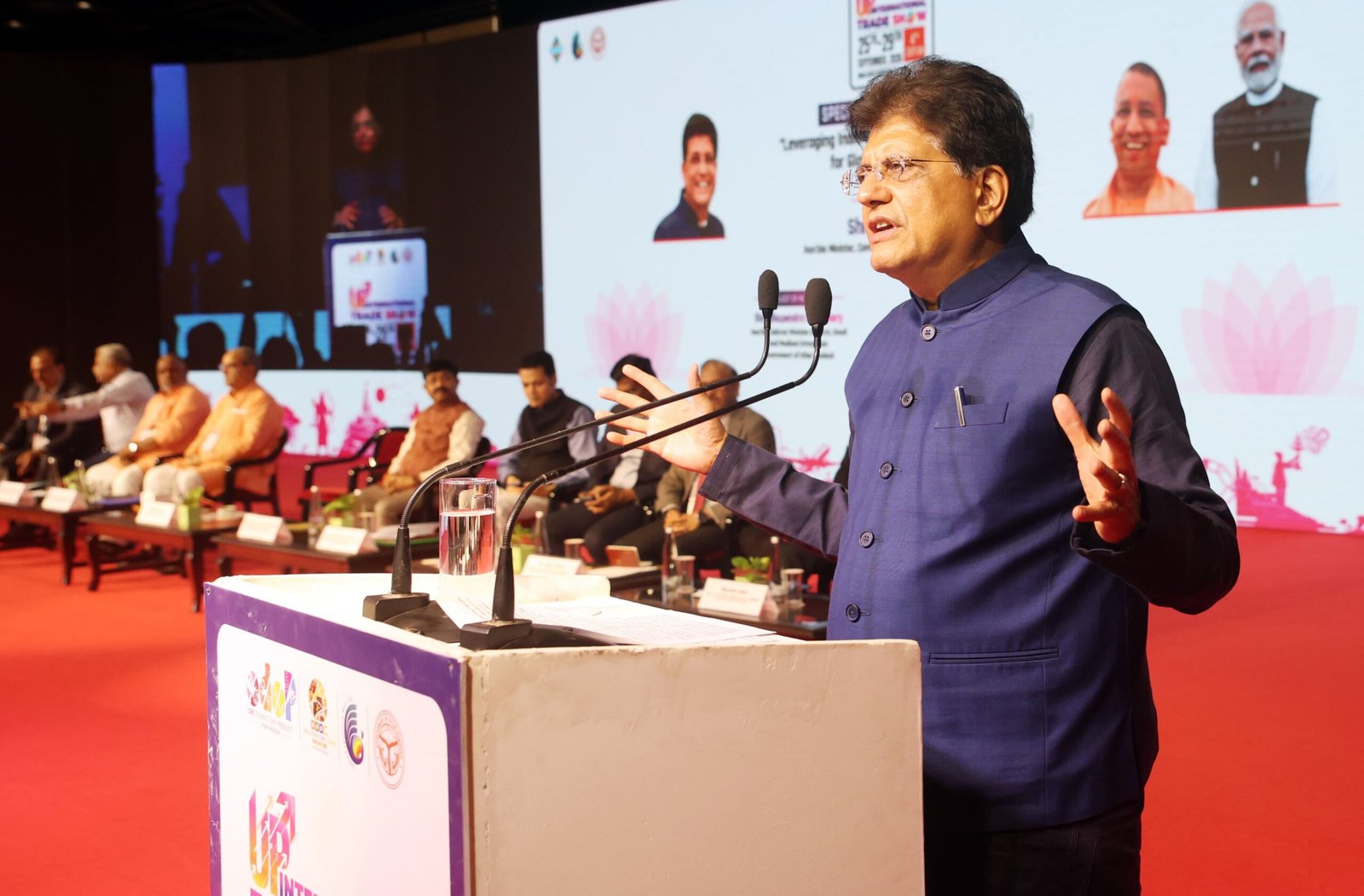 ग्रेटर नोएडा के इंडिया एक्सपो मार्ट में आयोजित चौथे उत्तर प्रदेश इंटरनेशनल ट्रेड शो (UPITS) में केंद्रीय वाणिज्य एवं उद्योग मंत्री पीयूष गोयल ने उत्तर प्रदेश की औद्योगिक और व्यापारिक प्रगति पर प्रकाश डाला। उन्होंने कहा कि एक्सप्रेसवे, एयरपोर्ट, औद्योगिक पार्क, डिफेंस, सेमीकंडक्टर और इलेक्ट्रॉनिक्स जैसे क्षेत्रों में निवेश प्रदेश की बदलती तस्वीर दिखाता है। उन्होंने उद्यमियों से फ्री ट्रेड एग्रीमेंट्स का लाभ उठाकर स्थानीय उत्पादों को वैश्विक बाजार तक पहुंचाने, गुणवत्ता और नवाचार बढ़ाने का आह्वान किया।