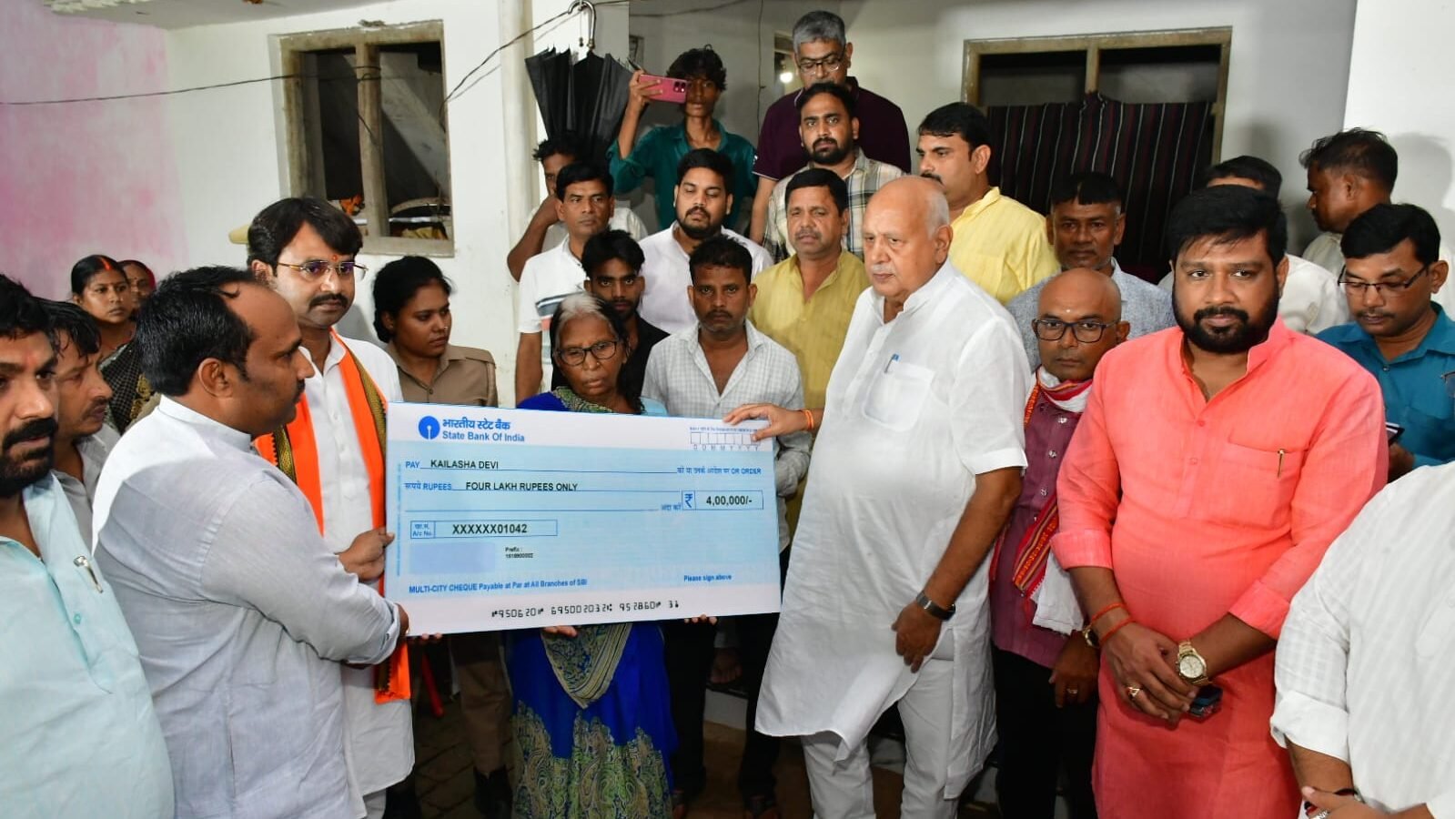 उत्तर प्रदेश में भारी बारिश और प्राकृतिक आपदा के बीच योगी सरकार ने राहत एवं बचाव अभियान तेज कर दिया है। अयोध्या और बस्ती में आपदा प्रभावित परिवारों को घटना के 24 घंटे के भीतर चार-चार लाख रुपये की आर्थिक सहायता दी गई। 25 से 27 सितंबर के बीच प्रदेश में सामान्य से 775 प्रतिशत अधिक बारिश दर्ज हुई और 56 जिलों में अत्यधिक वर्षा हुई। 1021 मकानों के क्षतिग्रस्त होने की सूचना है। प्रशासन फसल सर्वे, रेस्क्यू, राहत वितरण और बिजली आपूर्ति बहाली में जुटा है।
