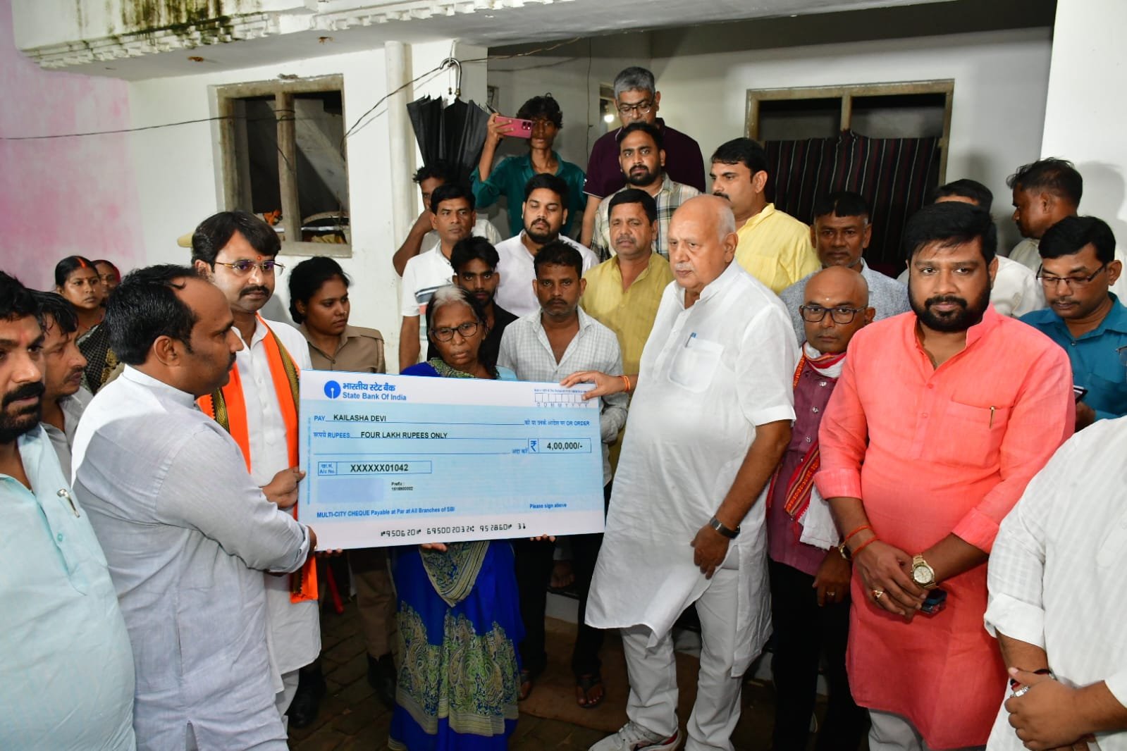 उत्तर प्रदेश में भारी बारिश और प्राकृतिक आपदा के बीच योगी सरकार ने राहत एवं बचाव अभियान तेज कर दिया है। अयोध्या और बस्ती में आपदा प्रभावित परिवारों को घटना के 24 घंटे के भीतर चार-चार लाख रुपये की आर्थिक सहायता दी गई। 25 से 27 सितंबर के बीच प्रदेश में सामान्य से 775 प्रतिशत अधिक बारिश दर्ज हुई और 56 जिलों में अत्यधिक वर्षा हुई। 1021 मकानों के क्षतिग्रस्त होने की सूचना है। प्रशासन फसल सर्वे, रेस्क्यू, राहत वितरण और बिजली आपूर्ति बहाली में जुटा है।