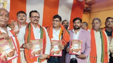 शक्तिनगर के खड़िया बाजार स्थित बाबा गणिनाथ मंदिर परिसर में मध्यदेशीय वैश्य महासभा, सोनभद्र ने बाबा गणिनाथ पूजनोत्सव श्रद्धा और उत्साह से मनाया। समारोह में समाज की एकजुटता, शिक्षा, संगठन की मजबूती और राजनीतिक भागीदारी बढ़ाने पर चर्चा हुई। बाबा गणिनाथ भक्त मंडल की वैवाहिक पत्रिका ‘शहनाई’ का विमोचन भी किया गया। समारोह जयकारों से भक्तिमय बना रहा।