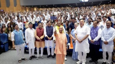 लखनऊ में मुख्यमंत्री योगी आदित्यनाथ ने उत्तर प्रदेश अधीनस्थ सेवा चयन आयोग से चयनित 1,375 ग्राम पंचायत अधिकारियों को नियुक्ति पत्र वितरित किए। इंदिरा गांधी प्रतिष्ठान में आयोजित कार्यक्रम में 11 अभ्यर्थियों को मंच से प्रतीकात्मक रूप से नियुक्ति पत्र दिए गए। इस दौरान अभ्यर्थियों ने अपनी संघर्ष यात्रा और परिवार की परिस्थितियां साझा कीं। मिशन रोजगार के तहत 19 से 28 सितंबर के बीच आयोजित चार बड़े कार्यक्रमों में कुल 6,672 युवाओं को सरकारी नौकरी के नियुक्ति पत्र दिए जा चुके हैं।