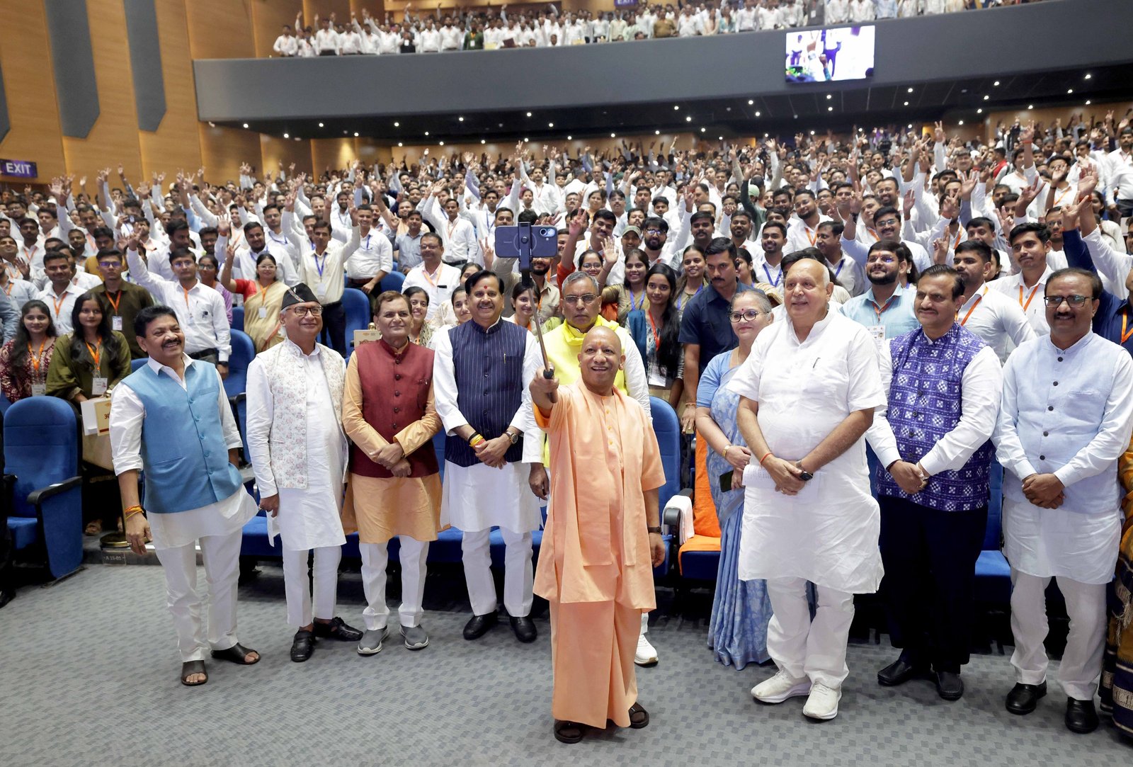 लखनऊ में मुख्यमंत्री योगी आदित्यनाथ ने उत्तर प्रदेश अधीनस्थ सेवा चयन आयोग से चयनित 1,375 ग्राम पंचायत अधिकारियों को नियुक्ति पत्र वितरित किए। इंदिरा गांधी प्रतिष्ठान में आयोजित कार्यक्रम में 11 अभ्यर्थियों को मंच से प्रतीकात्मक रूप से नियुक्ति पत्र दिए गए। इस दौरान अभ्यर्थियों ने अपनी संघर्ष यात्रा और परिवार की परिस्थितियां साझा कीं। मिशन रोजगार के तहत 19 से 28 सितंबर के बीच आयोजित चार बड़े कार्यक्रमों में कुल 6,672 युवाओं को सरकारी नौकरी के नियुक्ति पत्र दिए जा चुके हैं।