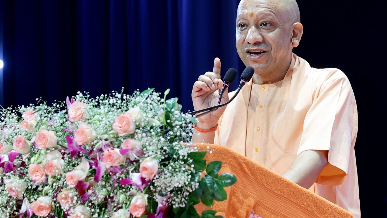 लखनऊ में मुख्यमंत्री योगी आदित्यनाथ ने 1,375 नवचयनित ग्राम पंचायत अधिकारियों को नियुक्ति पत्र वितरित किए। कार्यक्रम में उन्होंने कहा कि सरकार का लक्ष्य छह महीने में एक लाख युवाओं को सरकारी नौकरी देने का है। मुख्यमंत्री ने रोजगार, ग्राम पंचायतों के विकास, स्वच्छता, पेयजल और सरकारी योजनाओं के क्रियान्वयन को लेकर सरकार की उपलब्धियां गिनाईं। उन्होंने समाजवादी पार्टी पर सरकारी भर्तियों और विकास को लेकर तीखे आरोप लगाए। कार्यक्रम में कई मंत्री, जनप्रतिनिधि और अधिकारी मौजूद रहे।